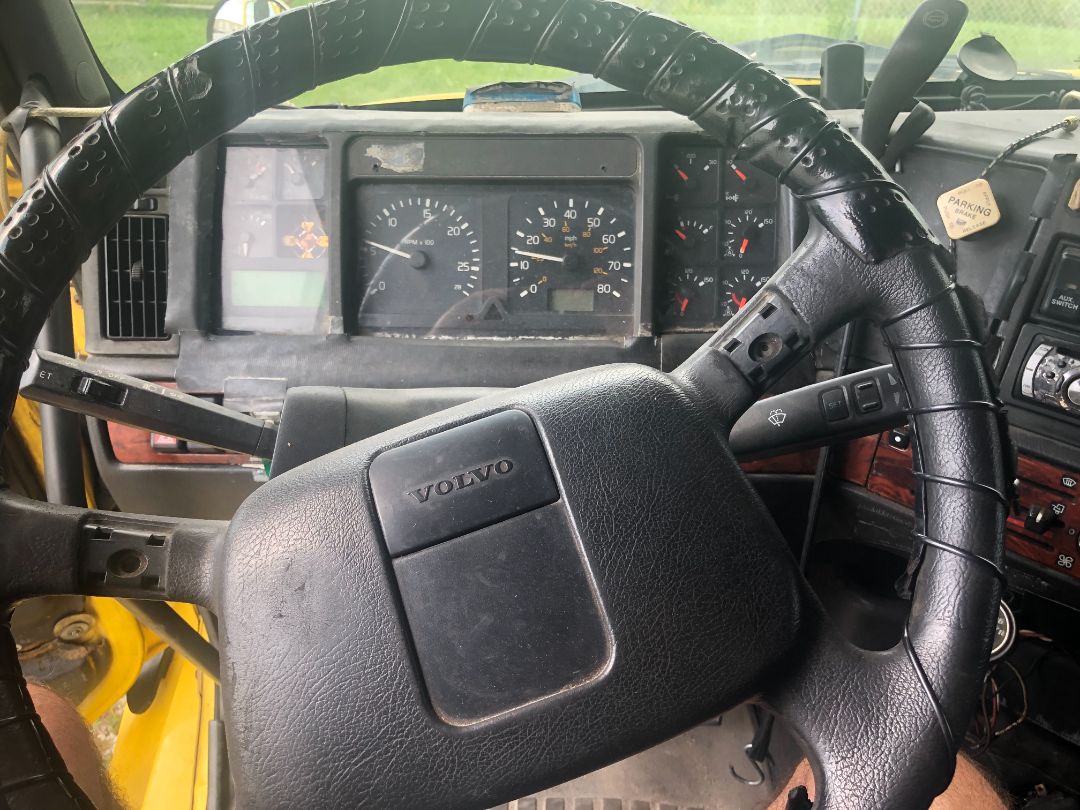 1999 VOLVO VNL64T770 - Image 9